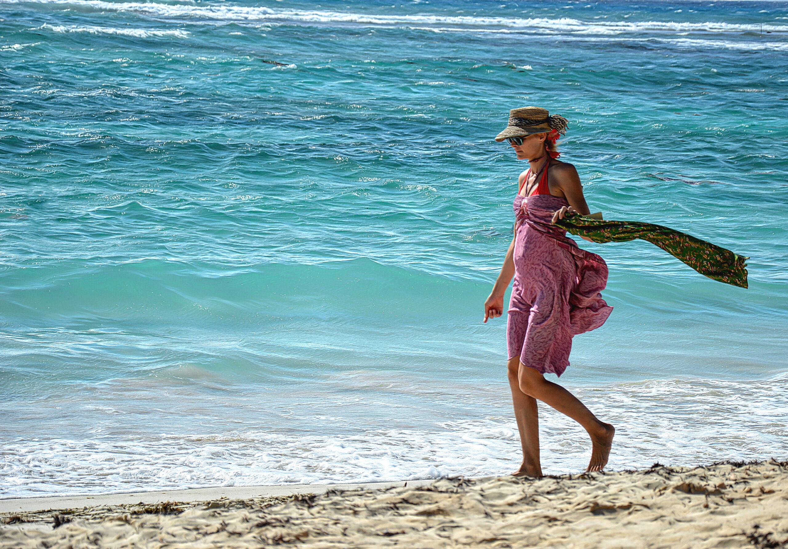 Mujer paseando por una playa del sur
