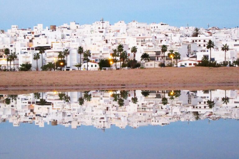 una imagen de conil reflejada en el mar